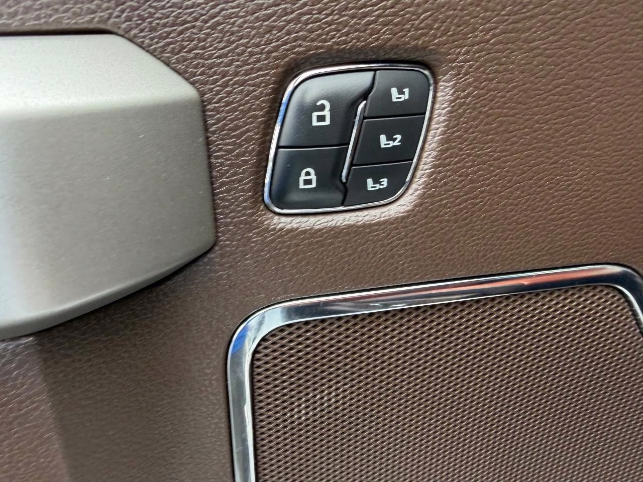 2022 Oxford White Ford Super Duty F-350 SRW King Ranch 4X4 Truck