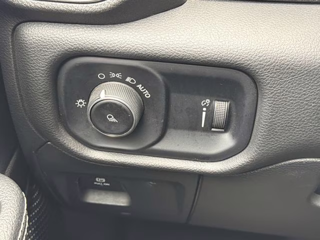 2024 Diamond Black Crystal Pearlcoat Ram 1500 Laramie RWD Truck