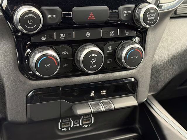 2024 Diamond Black Crystal Pearlcoat Ram 1500 Laramie RWD Truck