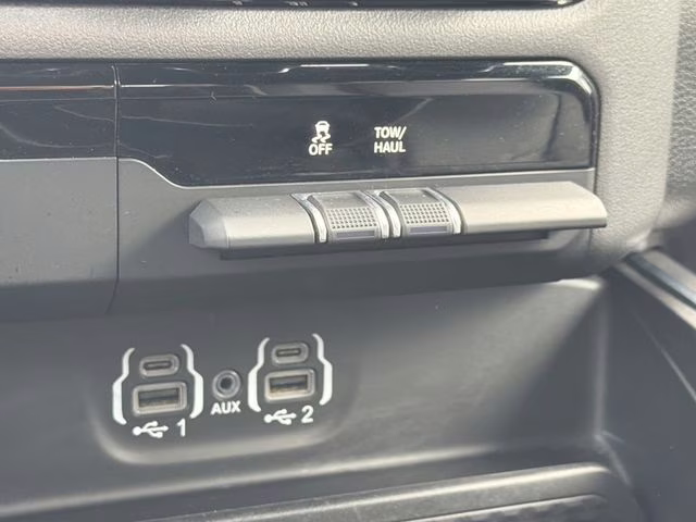 2024 Diamond Black Crystal Pearlcoat Ram 1500 Laramie RWD Truck