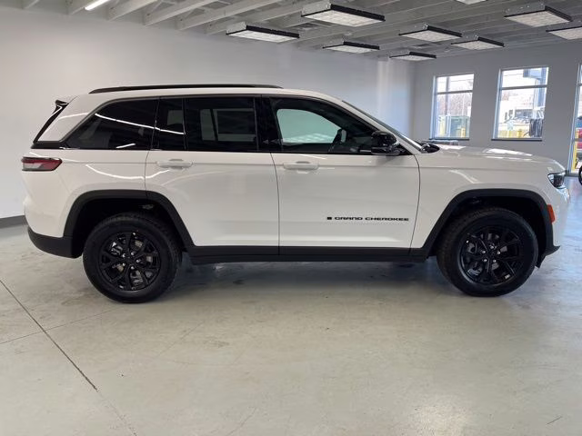 2026 Bright White Clearcoat Jeep Grand Cherokee Altitude 4X4 SUV