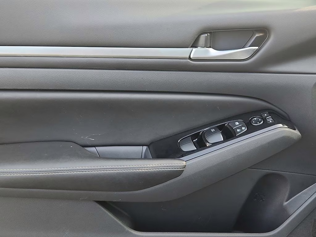 2023 Brilliant Silver Metallic Nissan Altima 2.5 SV FWD Sedan