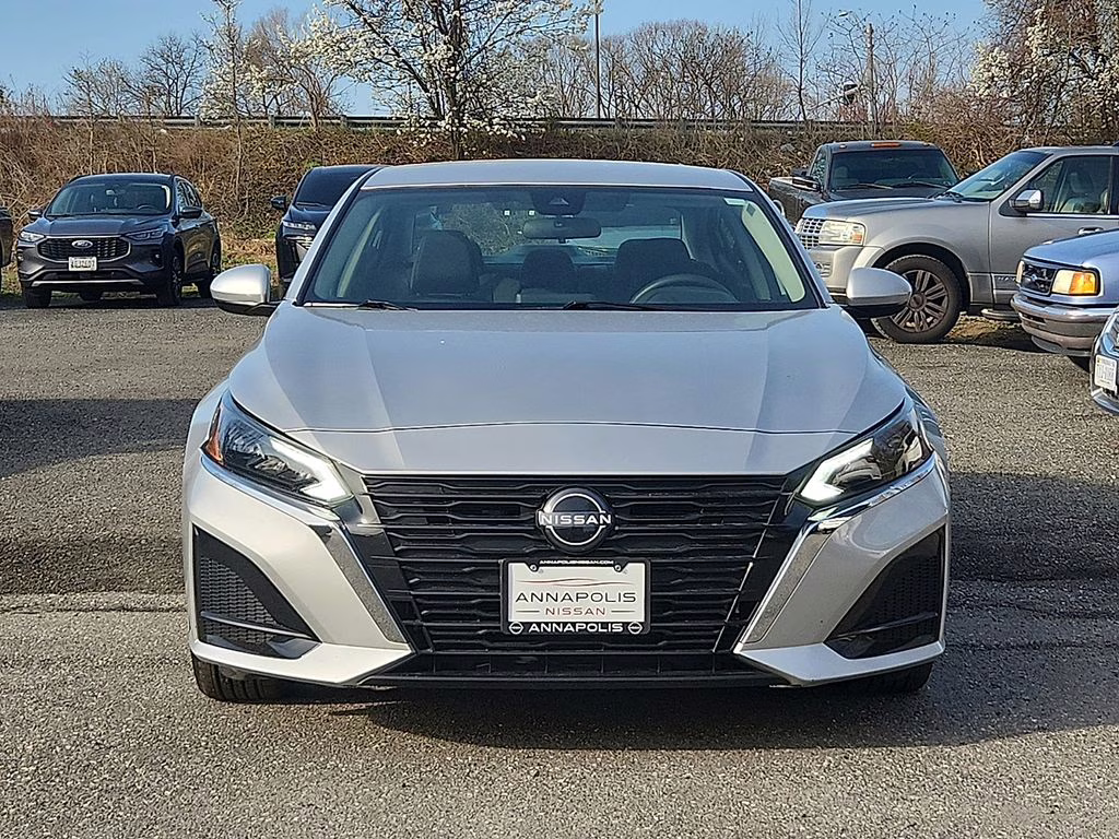 2023 Brilliant Silver Metallic Nissan Altima 2.5 SV FWD Sedan