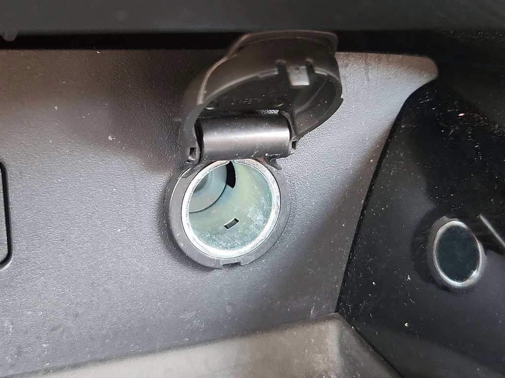 2023 Brilliant Silver Metallic Nissan Altima 2.5 SV FWD Sedan