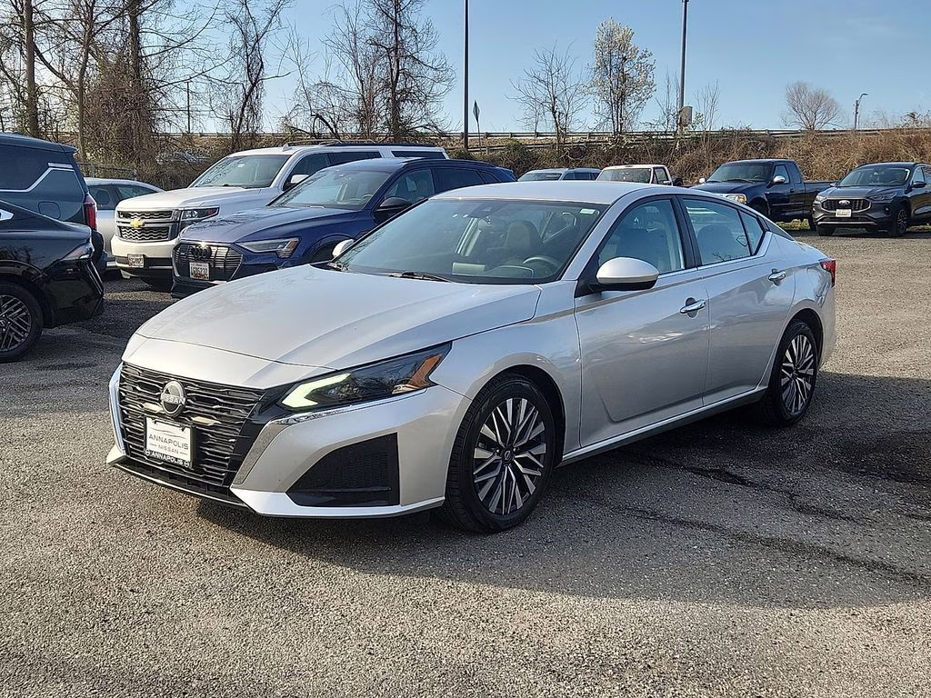 2023 Brilliant Silver Metallic Nissan Altima 2.5 SV FWD Sedan