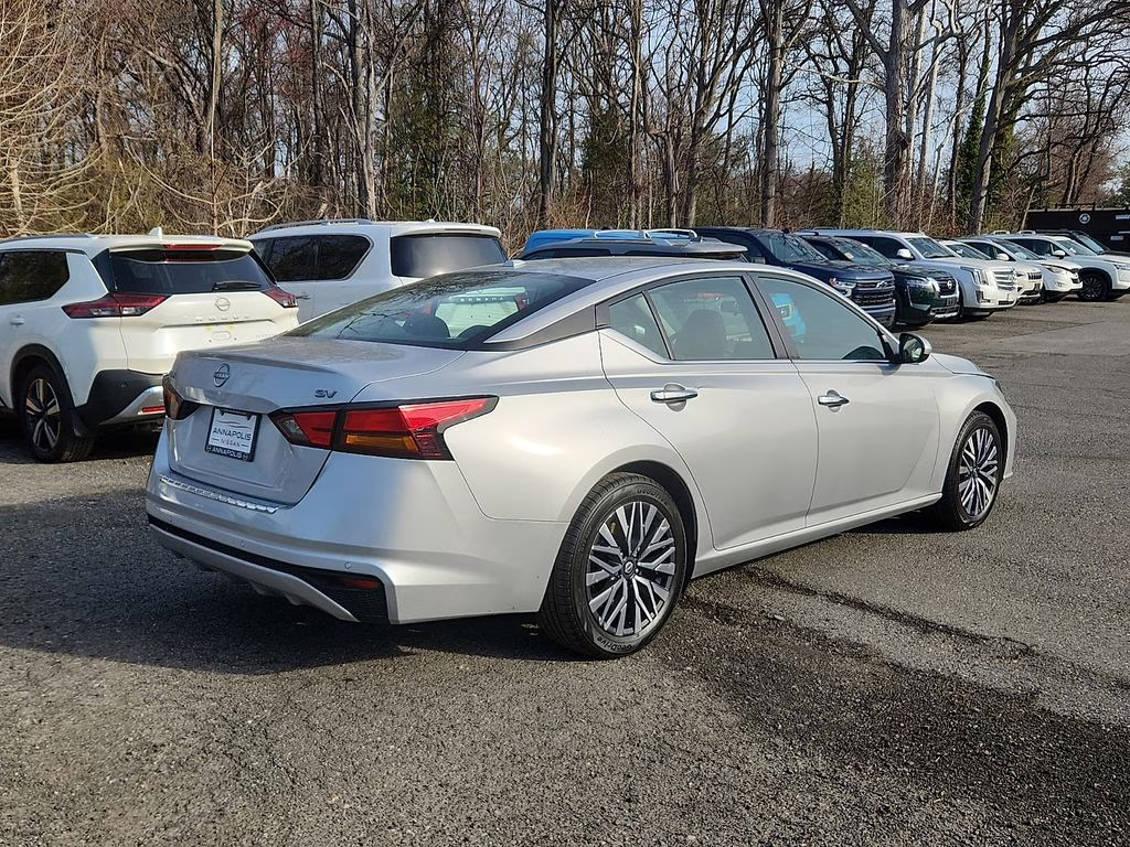 2023 Brilliant Silver Metallic Nissan Altima 2.5 SV FWD Sedan