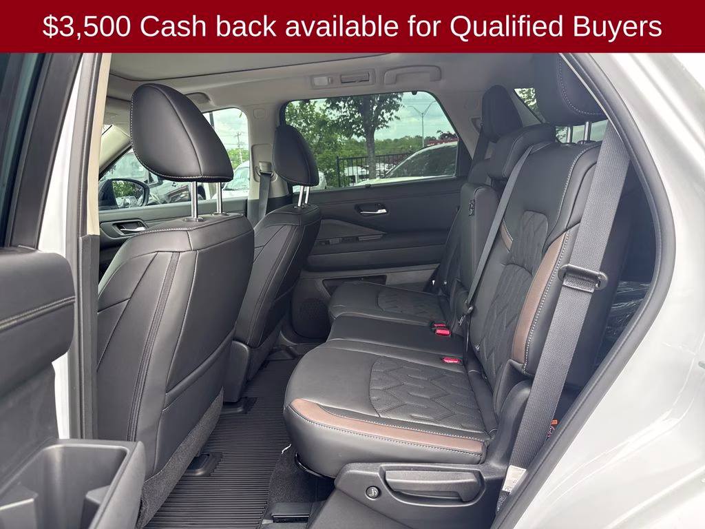 2026 Everest White Pearl/Black Nissan Pathfinder Platinum FWD SUV