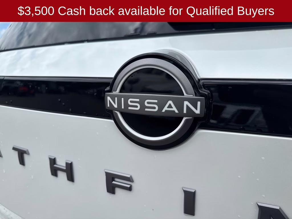 2026 Everest White Pearl/Black Nissan Pathfinder Platinum FWD SUV