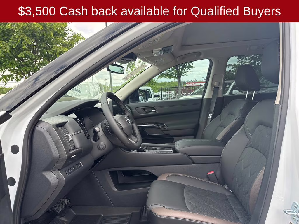 2026 Everest White Pearl/Black Nissan Pathfinder Platinum FWD SUV