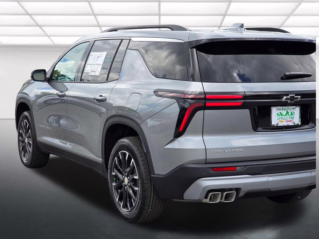 2026 Sterling Gray Metallic Chevrolet Traverse LT FWD SUV