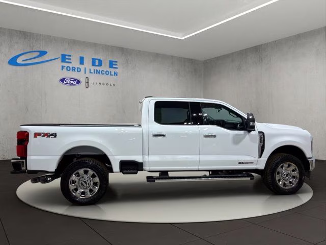 2026 Oxford White Ford Super Duty F-250 SRW Lariat 4X4 Truck