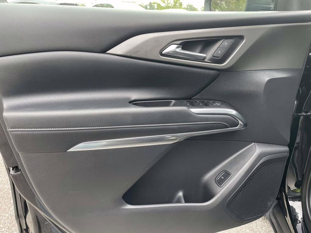 2025 Mosaic Black Metallic Chevrolet Traverse LT FWD SUV