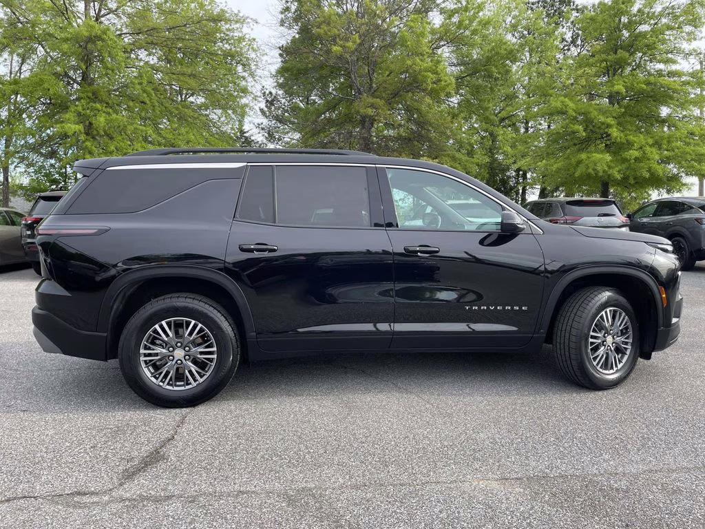 2025 Mosaic Black Metallic Chevrolet Traverse LT FWD SUV