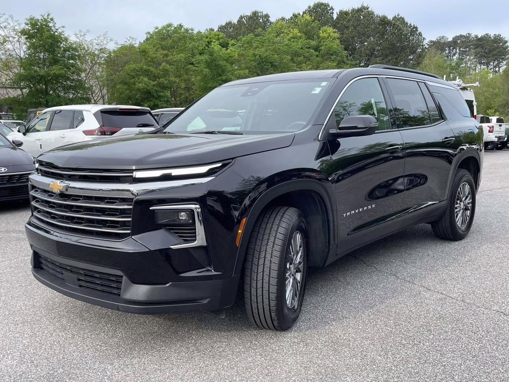 2025 Mosaic Black Metallic Chevrolet Traverse LT FWD SUV