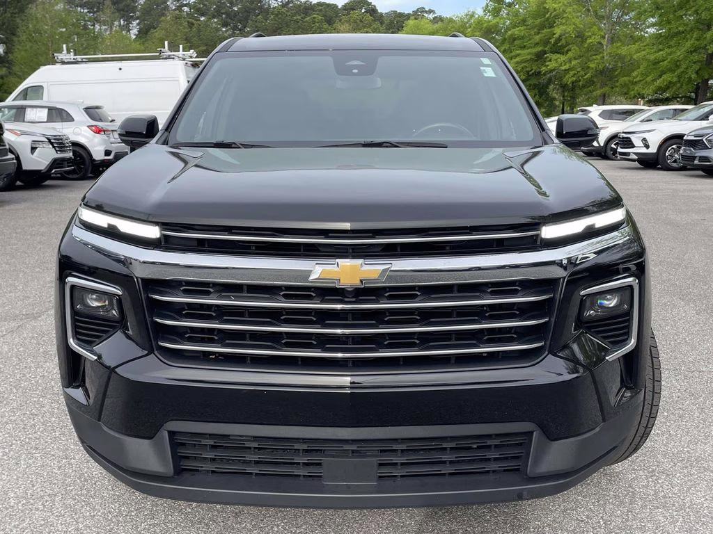 2025 Mosaic Black Metallic Chevrolet Traverse LT FWD SUV