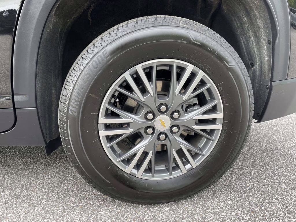 2025 Mosaic Black Metallic Chevrolet Traverse LT FWD SUV