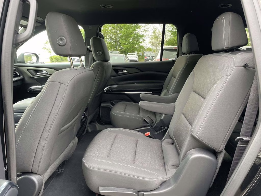 2025 Mosaic Black Metallic Chevrolet Traverse LT FWD SUV