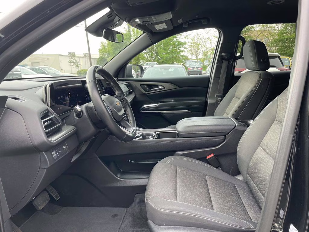 2025 Mosaic Black Metallic Chevrolet Traverse LT FWD SUV