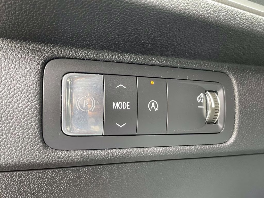 2025 Mosaic Black Metallic Chevrolet Traverse LT FWD SUV