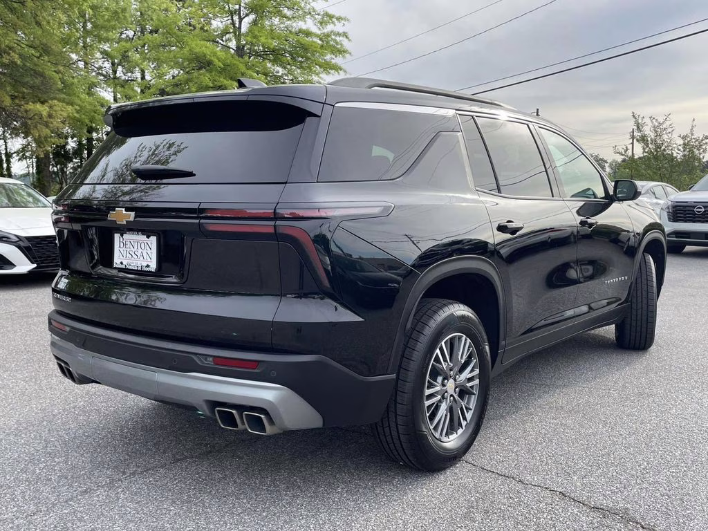 2025 Mosaic Black Metallic Chevrolet Traverse LT FWD SUV