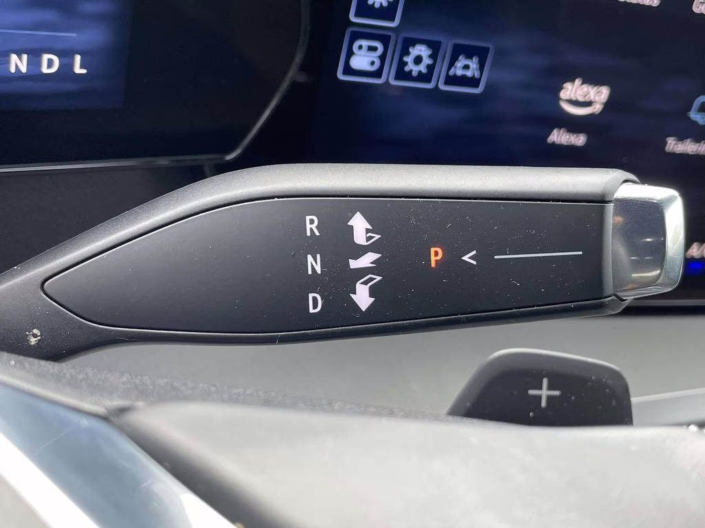 2025 Mosaic Black Metallic Chevrolet Traverse LT FWD SUV