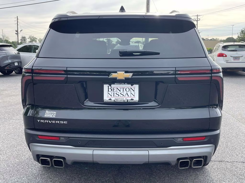 2025 Mosaic Black Metallic Chevrolet Traverse LT FWD SUV