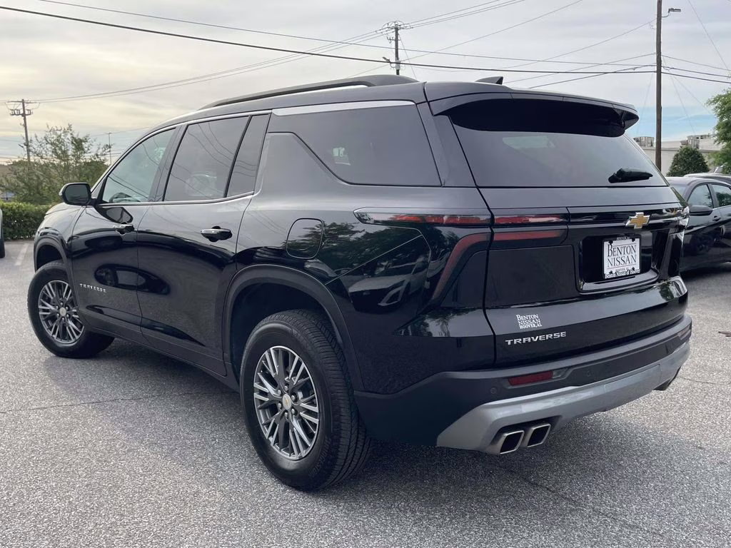 2025 Mosaic Black Metallic Chevrolet Traverse LT FWD SUV