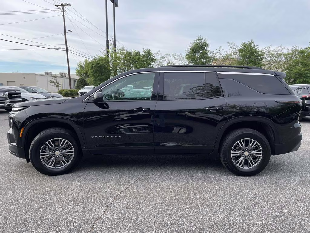 2025 Mosaic Black Metallic Chevrolet Traverse LT FWD SUV
