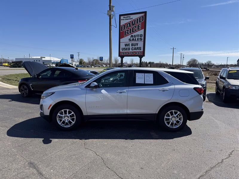 2022 Silver Ice Metallic Chevrolet Equinox LT AWD SUV