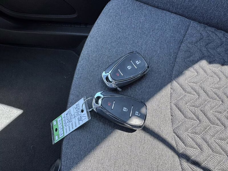 2022 Silver Ice Metallic Chevrolet Equinox LT AWD SUV