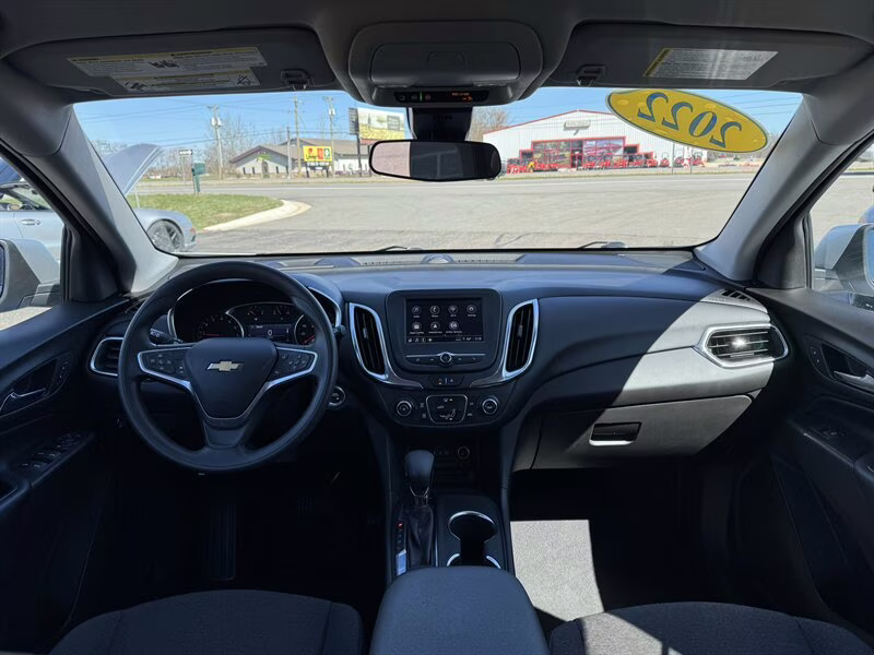 2022 Silver Ice Metallic Chevrolet Equinox LT AWD SUV