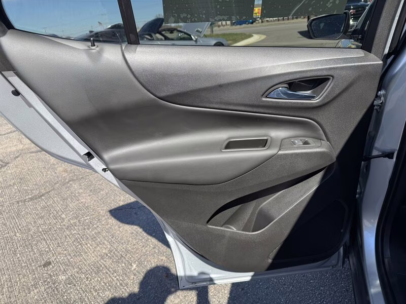 2022 Silver Ice Metallic Chevrolet Equinox LT AWD SUV