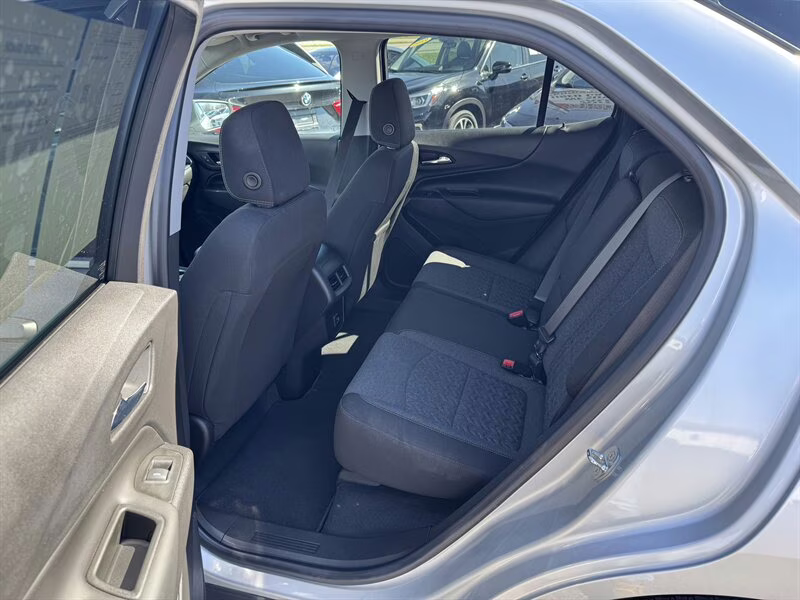 2022 Silver Ice Metallic Chevrolet Equinox LT AWD SUV