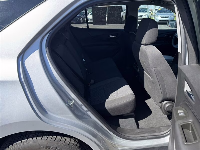 2022 Silver Ice Metallic Chevrolet Equinox LT AWD SUV