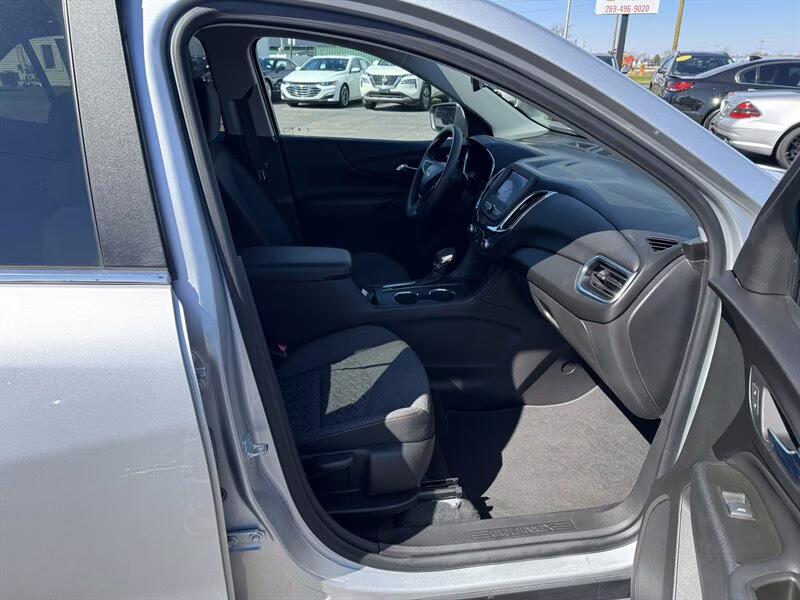2022 Silver Ice Metallic Chevrolet Equinox LT AWD SUV