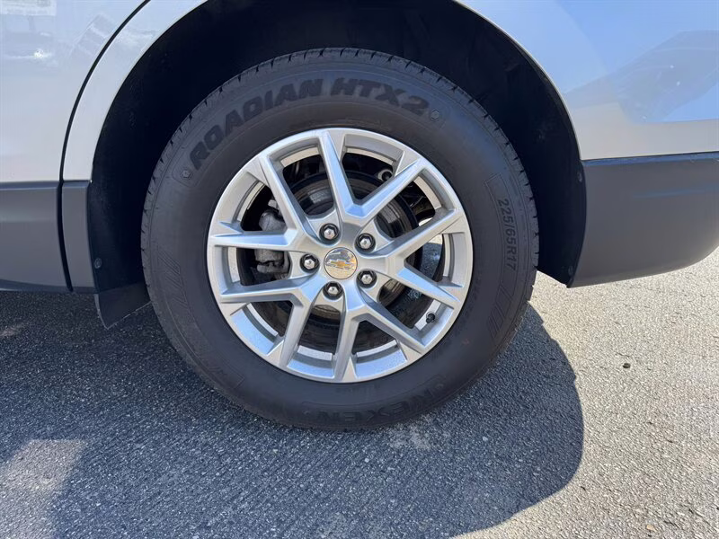 2022 Silver Ice Metallic Chevrolet Equinox LT AWD SUV
