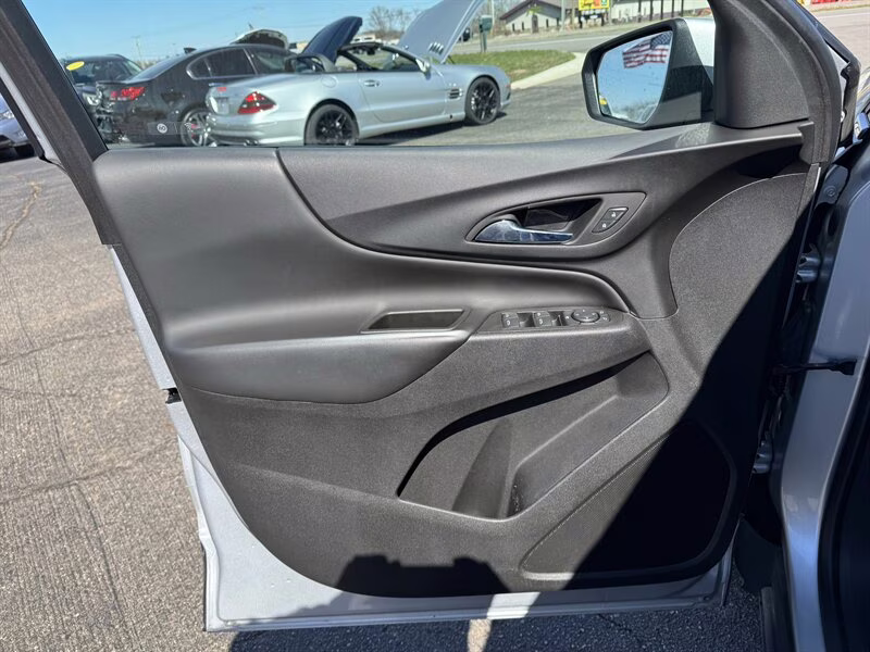 2022 Silver Ice Metallic Chevrolet Equinox LT AWD SUV