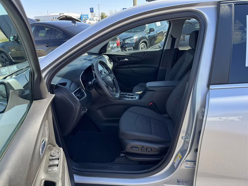 2022 Silver Ice Metallic Chevrolet Equinox LT AWD SUV