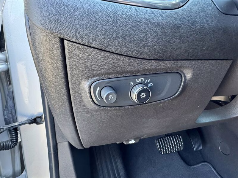 2022 Silver Ice Metallic Chevrolet Equinox LT AWD SUV