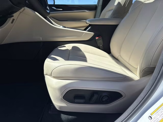 2025 Bright White Clearcoat Jeep Grand Cherokee Limited 4X4 SUV