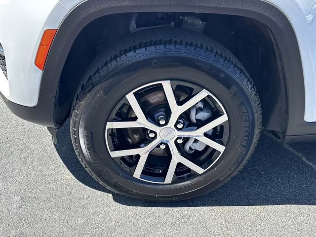 2025 Bright White Clearcoat Jeep Grand Cherokee Limited 4X4 SUV