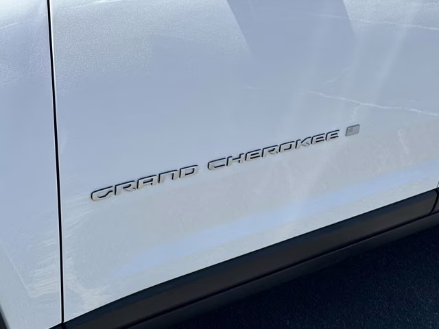 2025 Bright White Clearcoat Jeep Grand Cherokee Limited 4X4 SUV