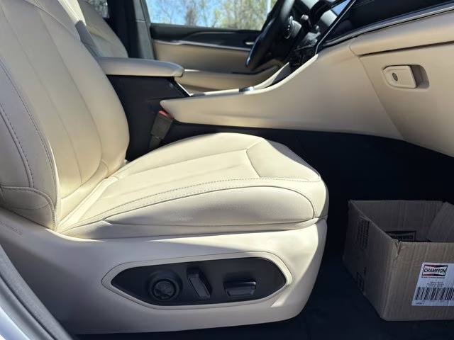 2025 Bright White Clearcoat Jeep Grand Cherokee Limited 4X4 SUV