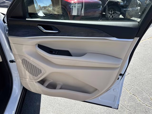 2025 Bright White Clearcoat Jeep Grand Cherokee Limited 4X4 SUV