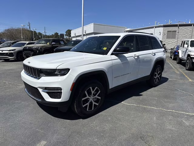 2025 Bright White Clearcoat Jeep Grand Cherokee Limited 4X4 SUV