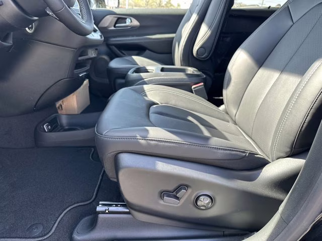 2026 Diamond Black Crystal Pearlcoat Chrysler Pacifica Select FWD Van