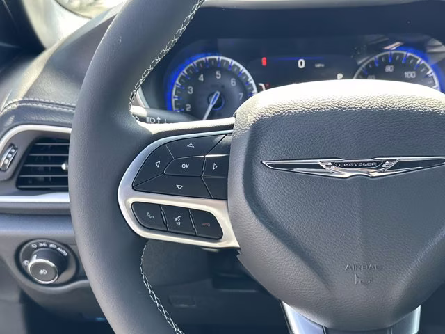 2026 Diamond Black Crystal Pearlcoat Chrysler Pacifica Select FWD Van