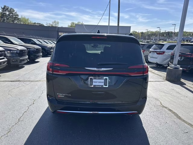 2026 Diamond Black Crystal Pearlcoat Chrysler Pacifica Select FWD Van