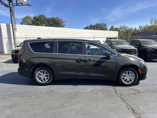 2026 Diamond Black Crystal Pearlcoat Chrysler Pacifica Select FWD Van