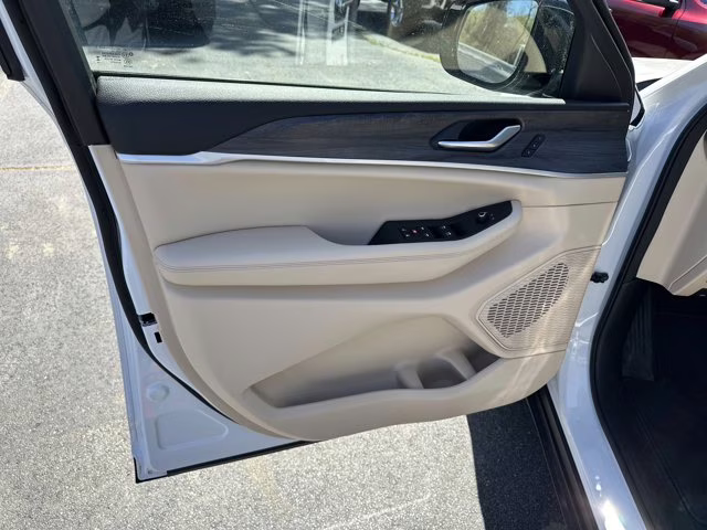 2025 Bright White Clearcoat Jeep Grand Cherokee Limited 4X4 SUV